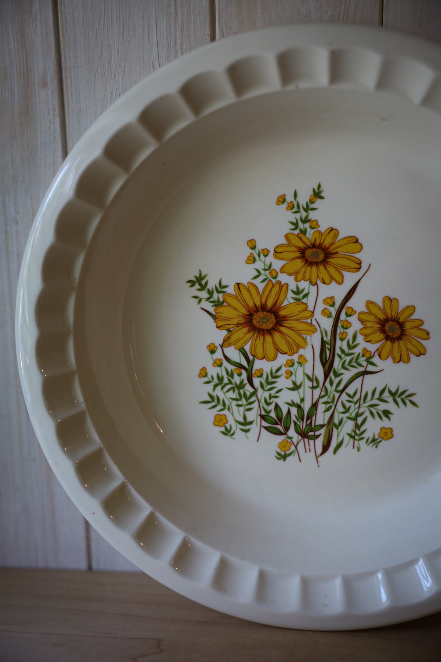 Vintage Yellow Daisy Ceramic Pie Plate
